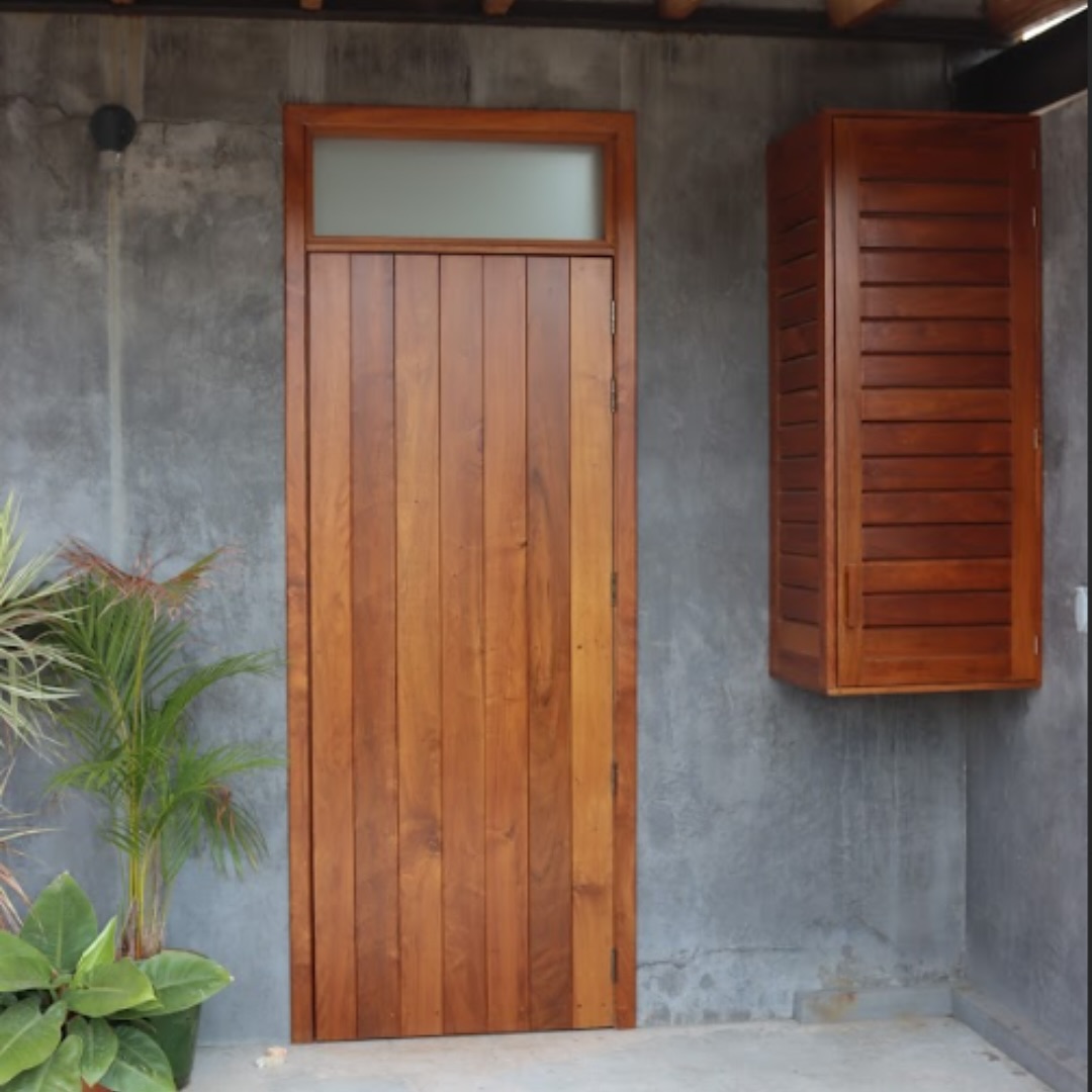 Casa Xochimilco: Puerta y contraventana de madera en Casa Xochimilco