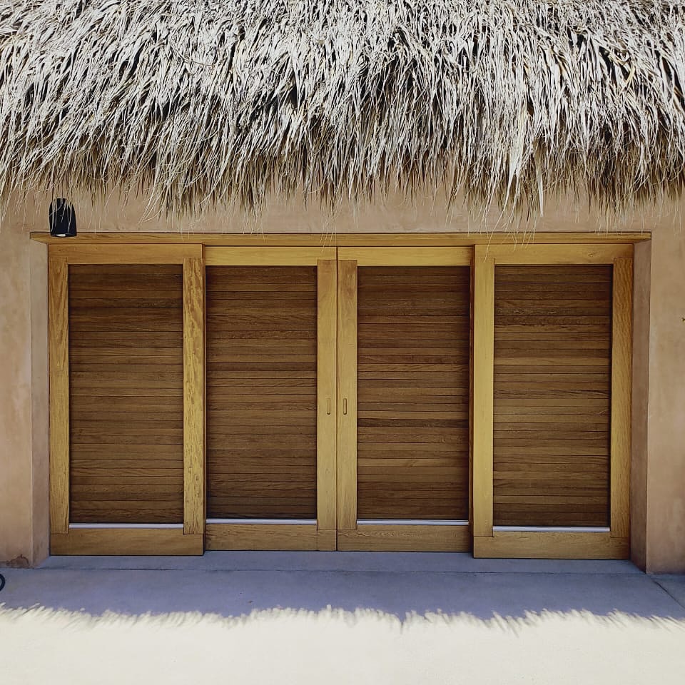 Casa Coco: Puertas y ventanas de madera en la costa de Oaxaca