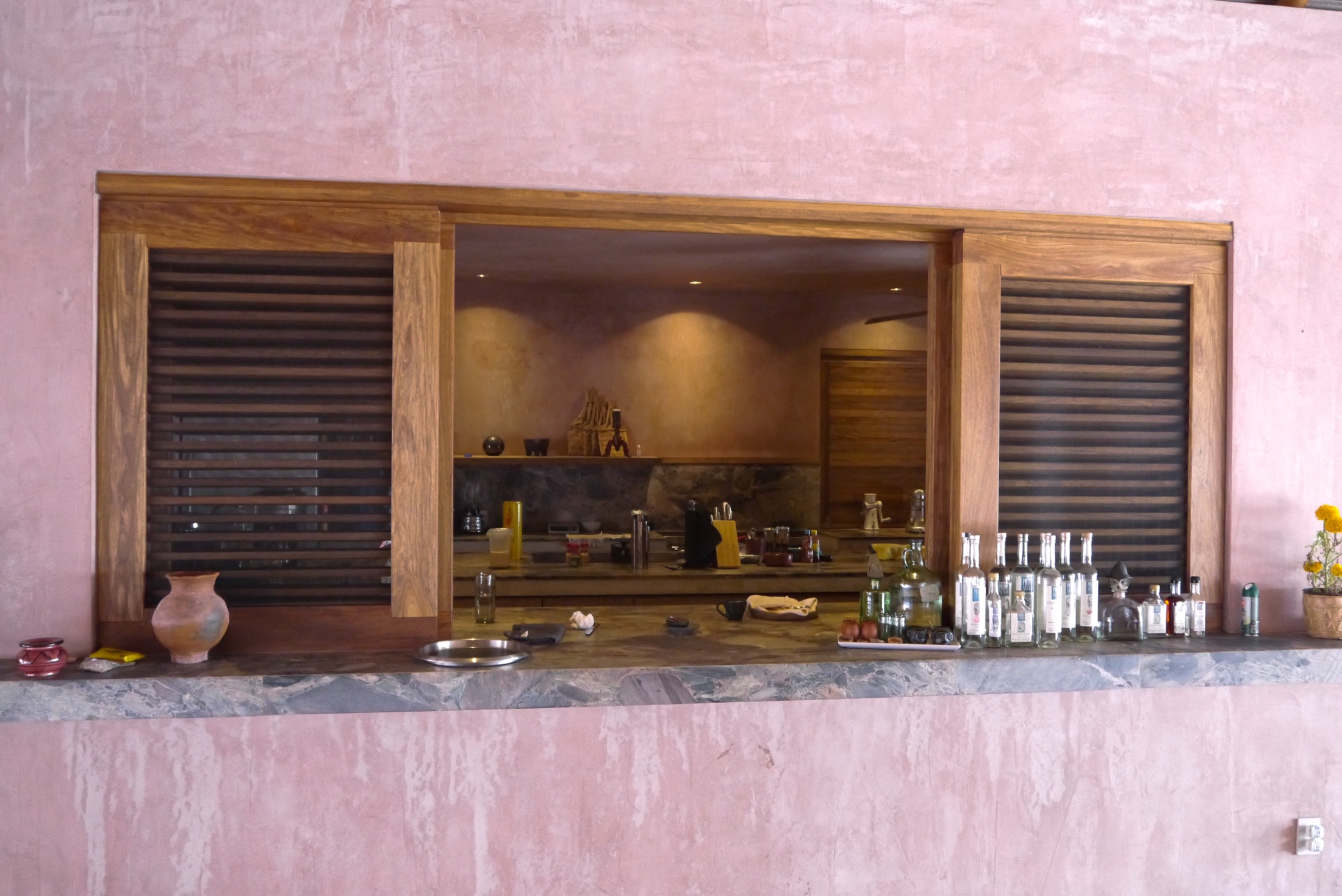 Casa Coco: Ventana abatible y persianas de madera