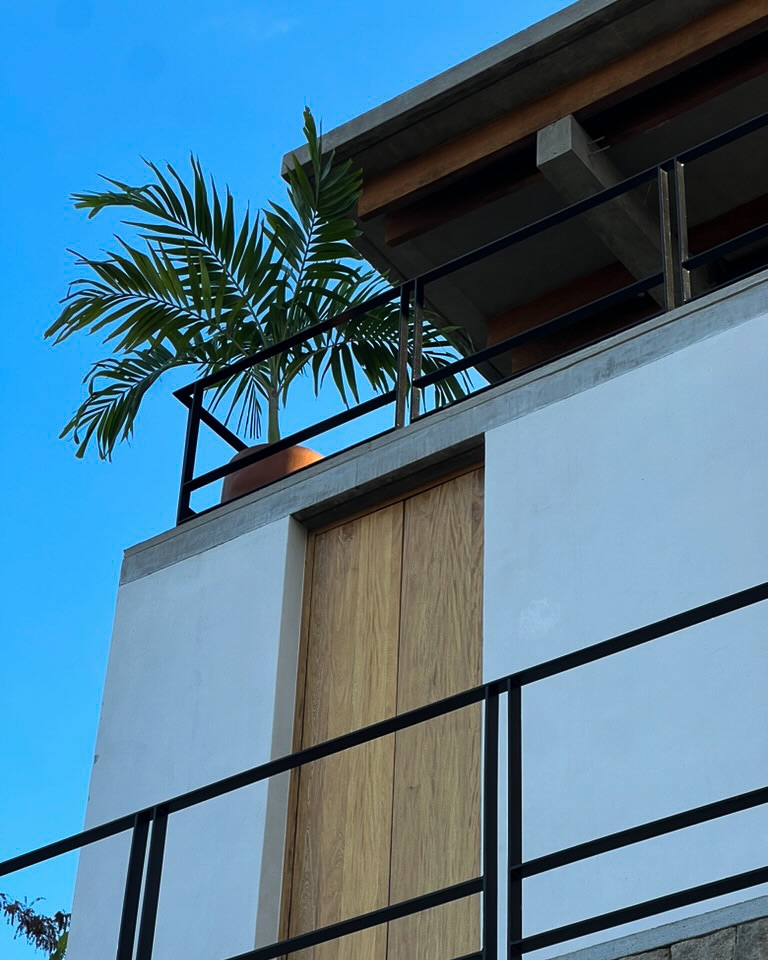 El Guayacán: Puerta y gabinete de madera
