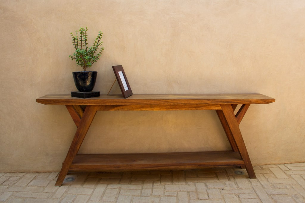 Hotel Boutique El Callejón: Consola de madera en el Hotel Boutique el Callejon