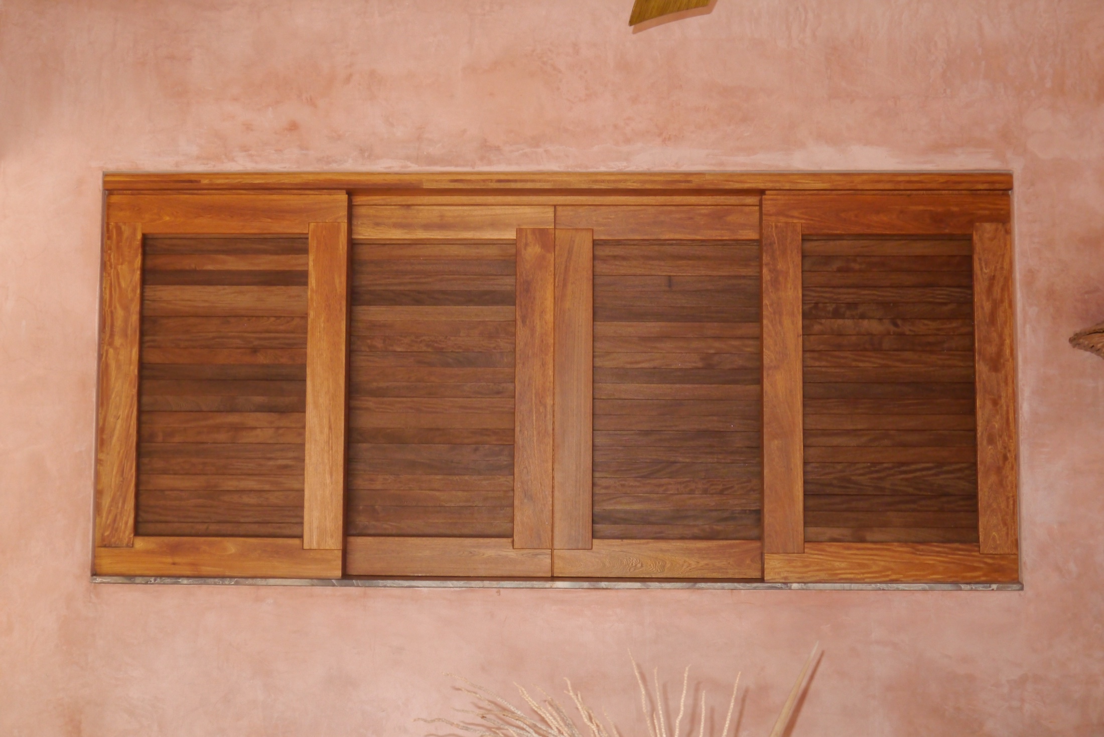 Casa Coco: Detalle de persianas de madera maciza