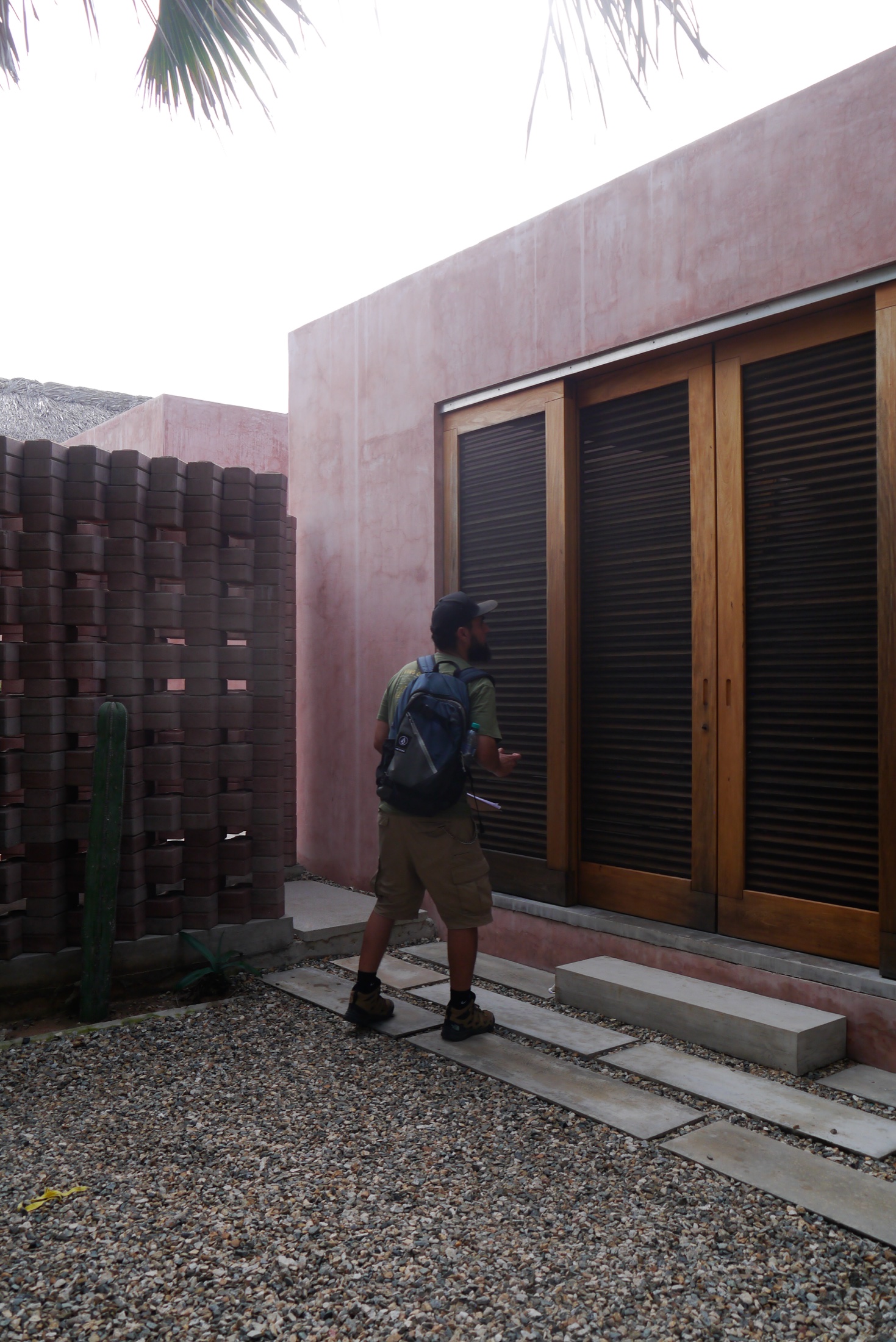 Casa Coco: Acceso con persianas de madera y celosía