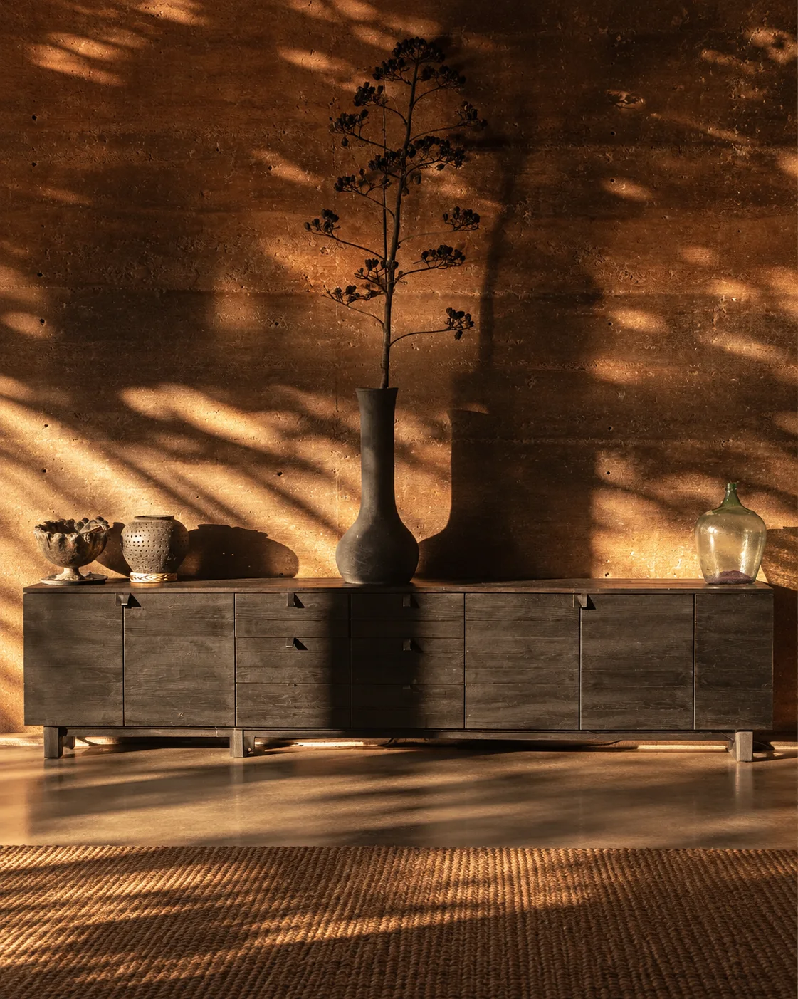 Casa Silencio: Escena editorial basada en la foto original · credenza de Casa Silencio.