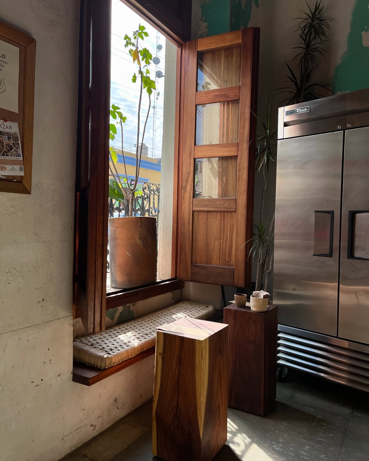 Restaurante Criollo: Ventanas y mesas de tronco en Restaurante Criollo