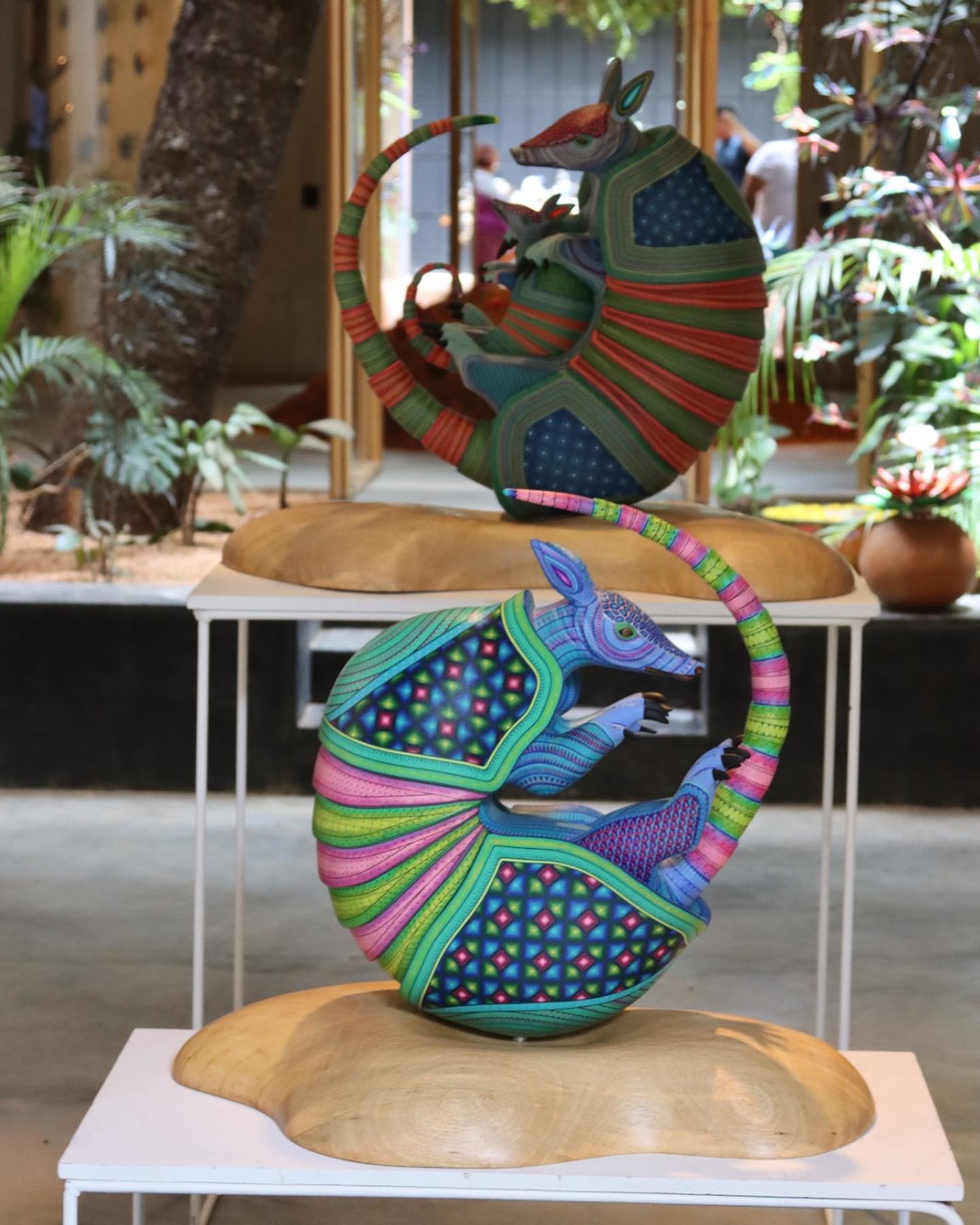 Jacobo y María Ángeles: Bases de madera para exhibir alebrijes de Jacobo y María Ángeles