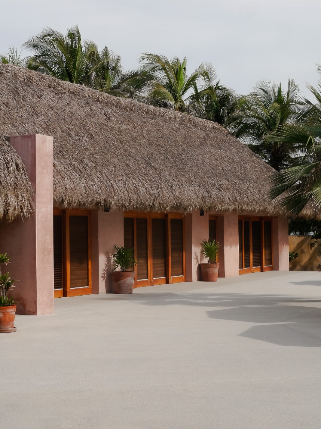Casa Coco: Ventanas y puertas de macuil en Casa Coco