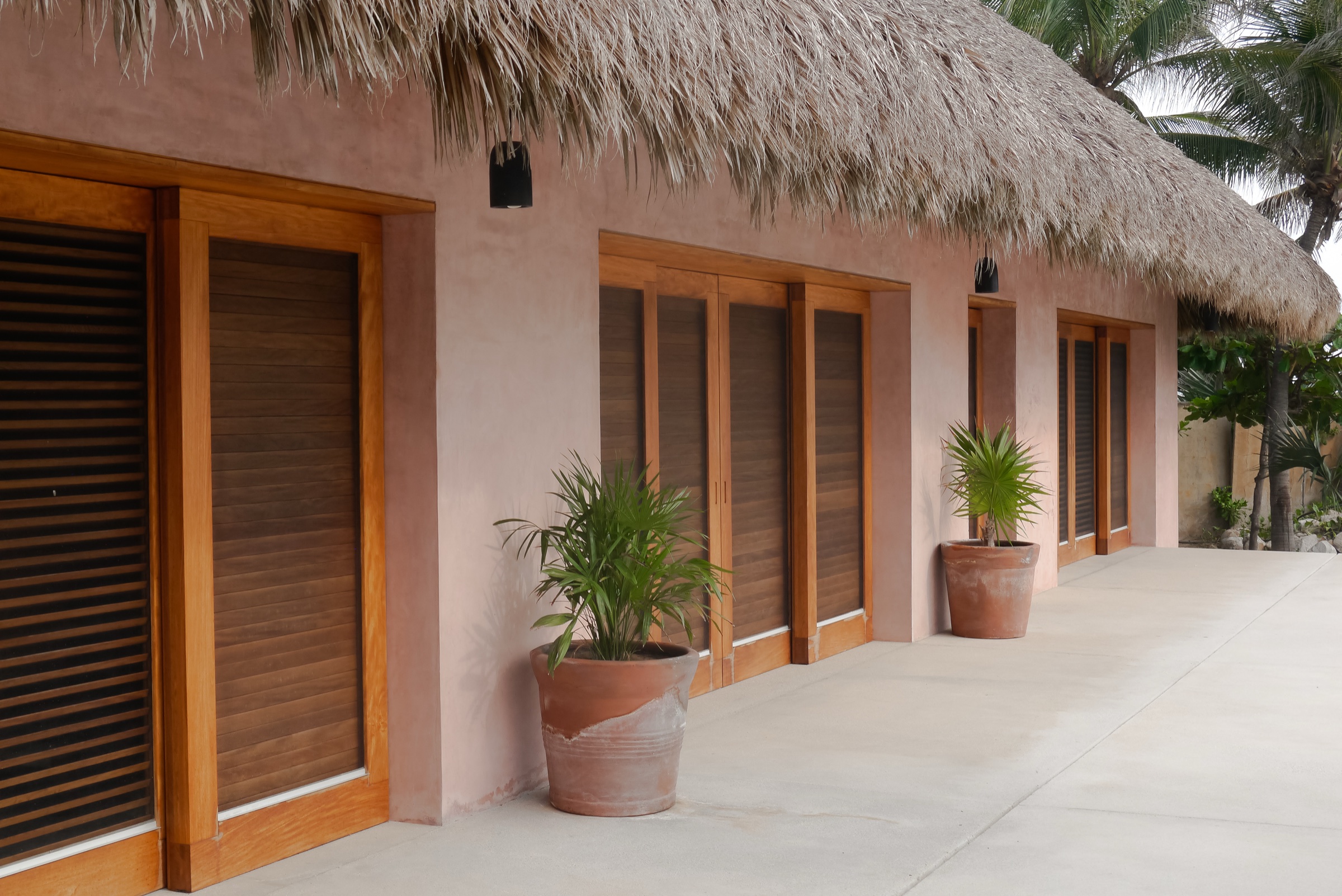 Casa Coco: Puertas y persianas de madera para una casa en la costa de Oaxaca