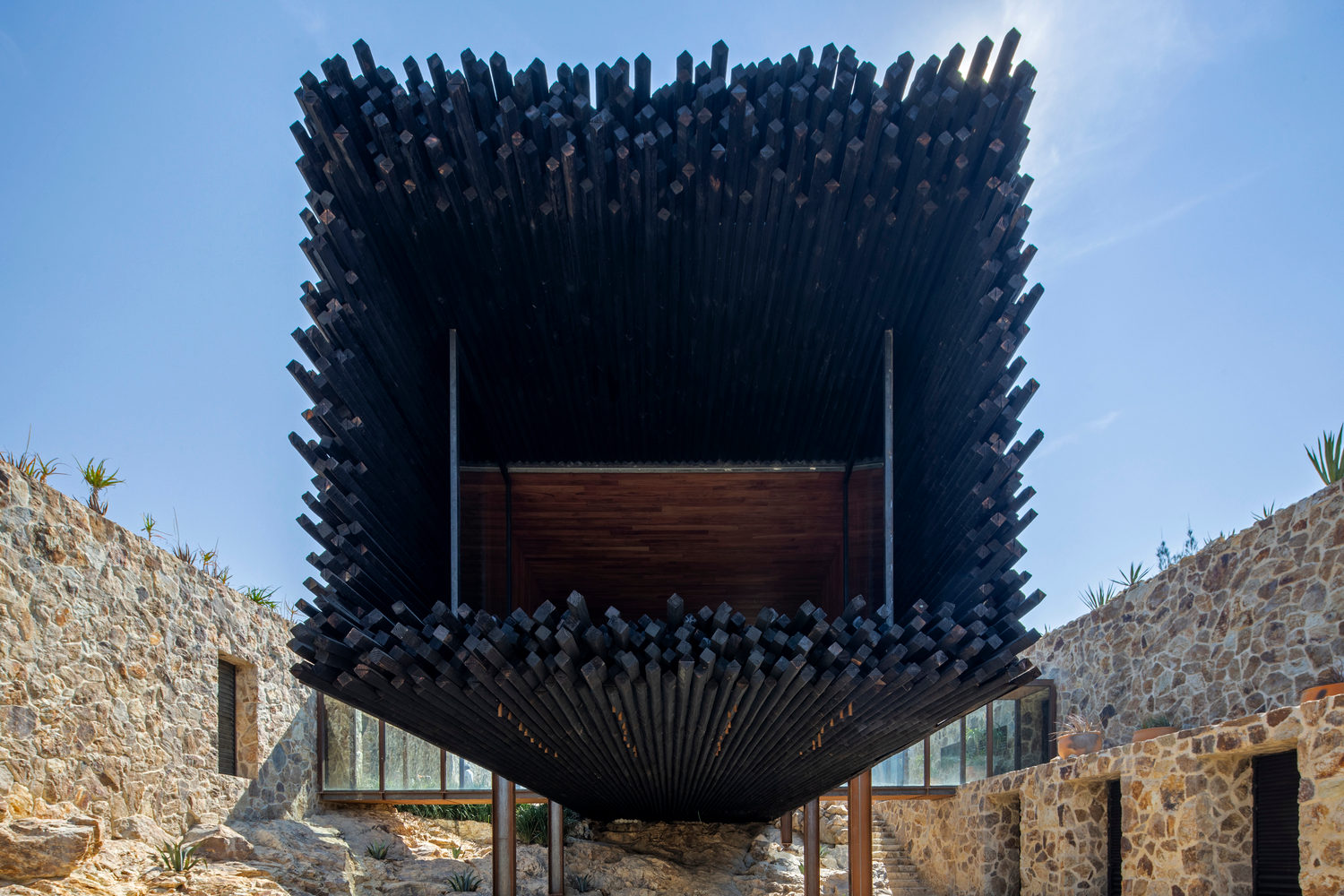 Casa La Loma: Estructura de madera quemada de inspiración japonesa