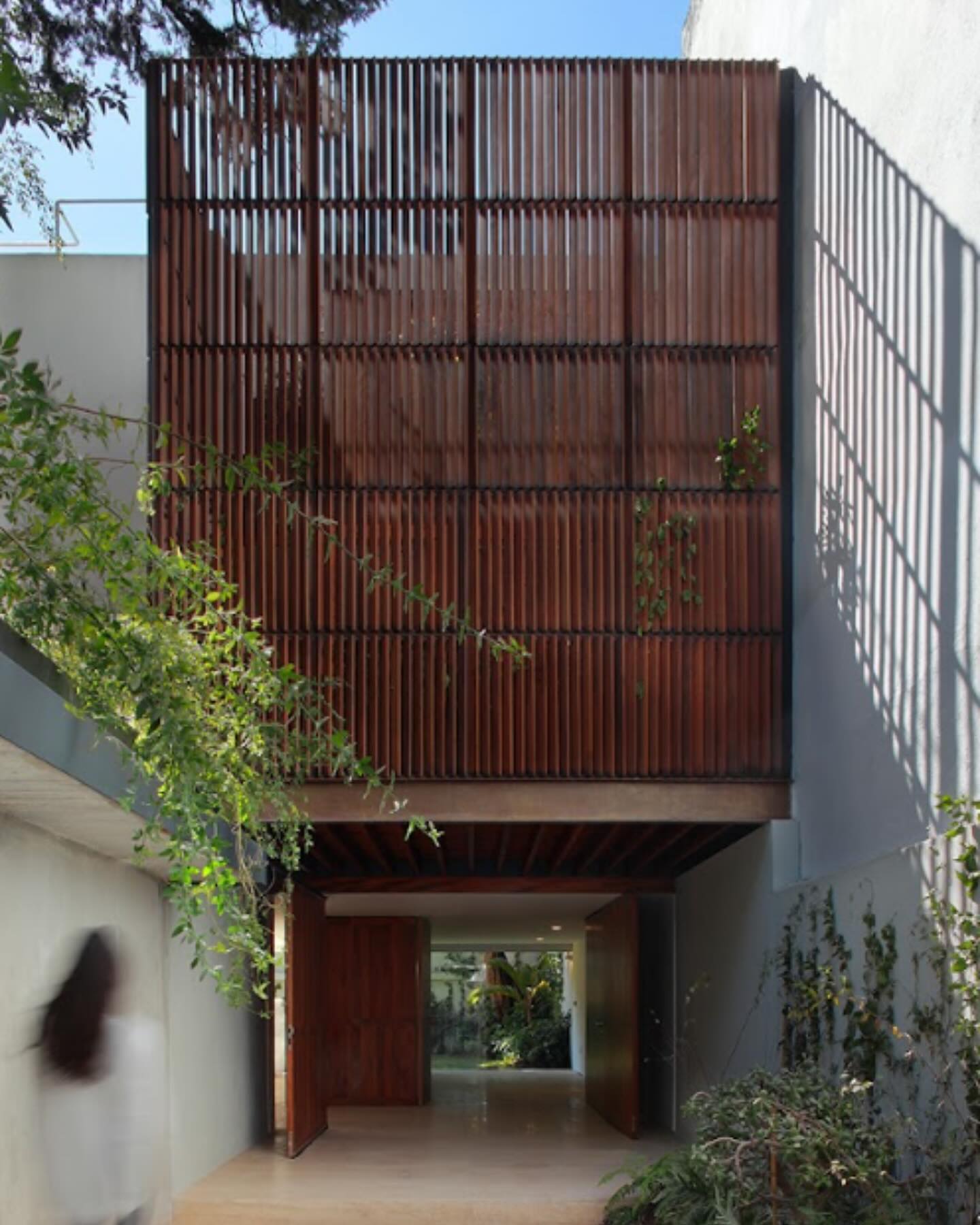 Casa Hortensia: Celosía y cubierta de madera en Casa Hortensia