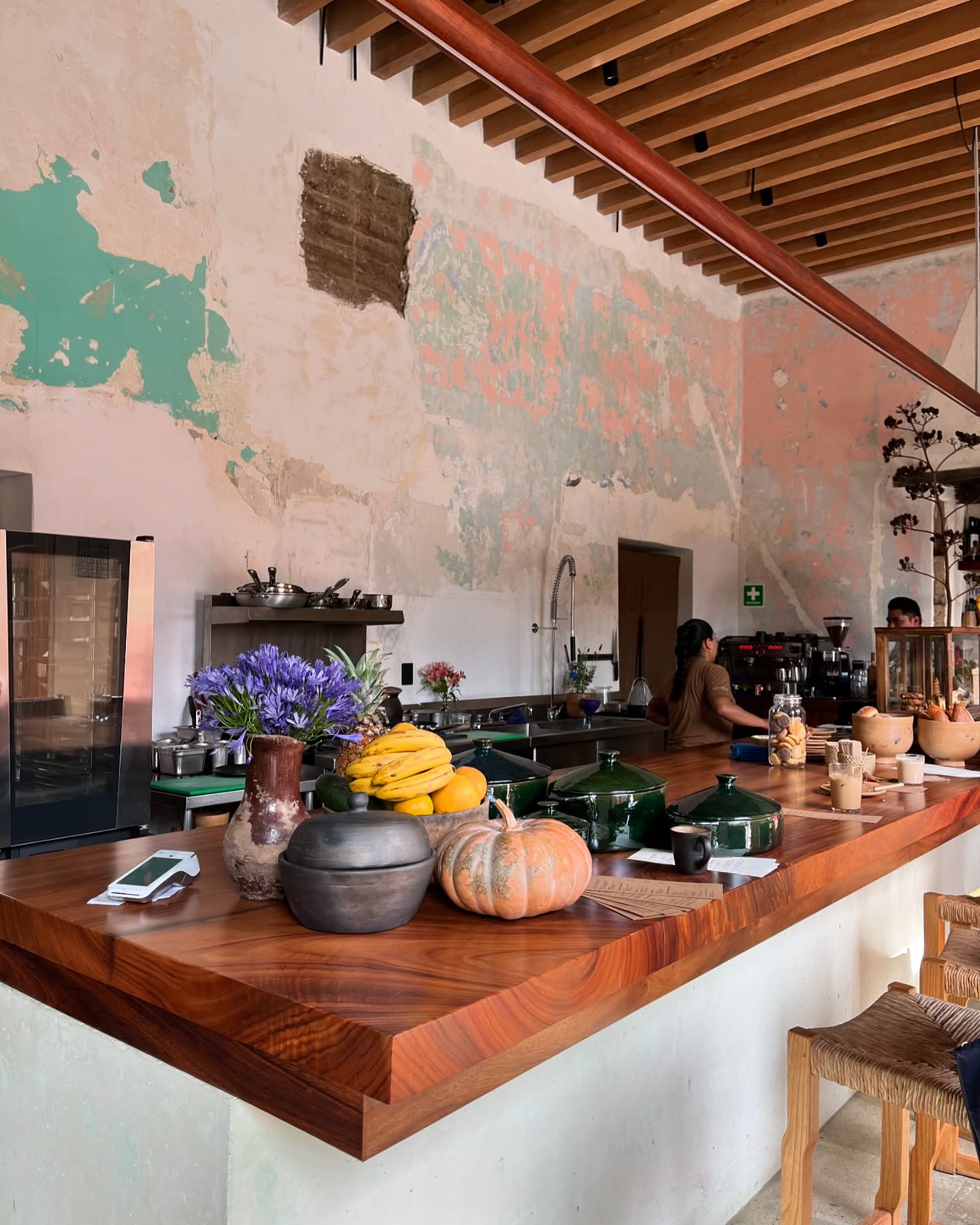 Restaurante Criollo: Barra y lámpara de madera en Restaurante Criollo