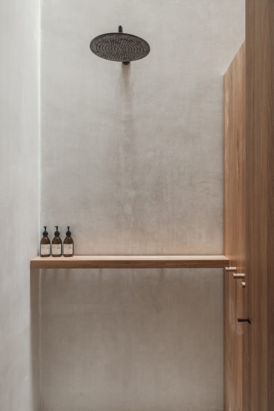 Hotel Notto: Regadera con repisa de madera y puerta de listones.