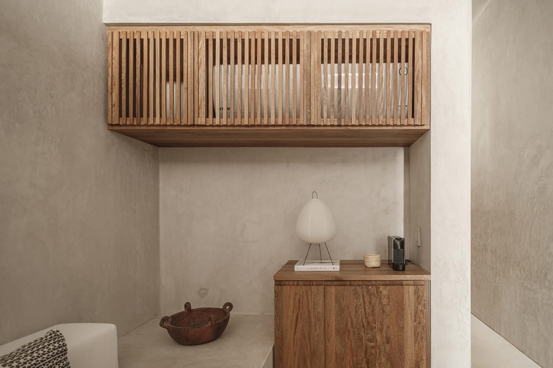 Hotel Notto: Mueble empotrado con frentes de listones, almacenamiento inferior y lámpara de mesa.