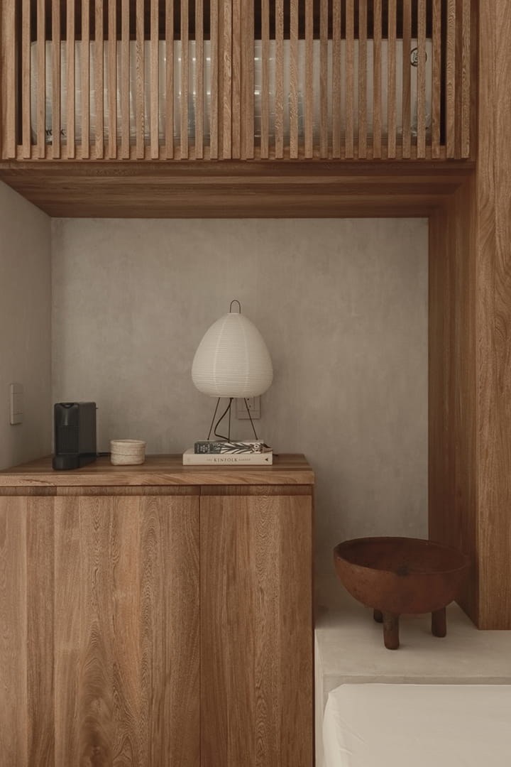 Hotel Notto: Detalle de mueble de guardado con frentes de listones y un nicho para objetos.