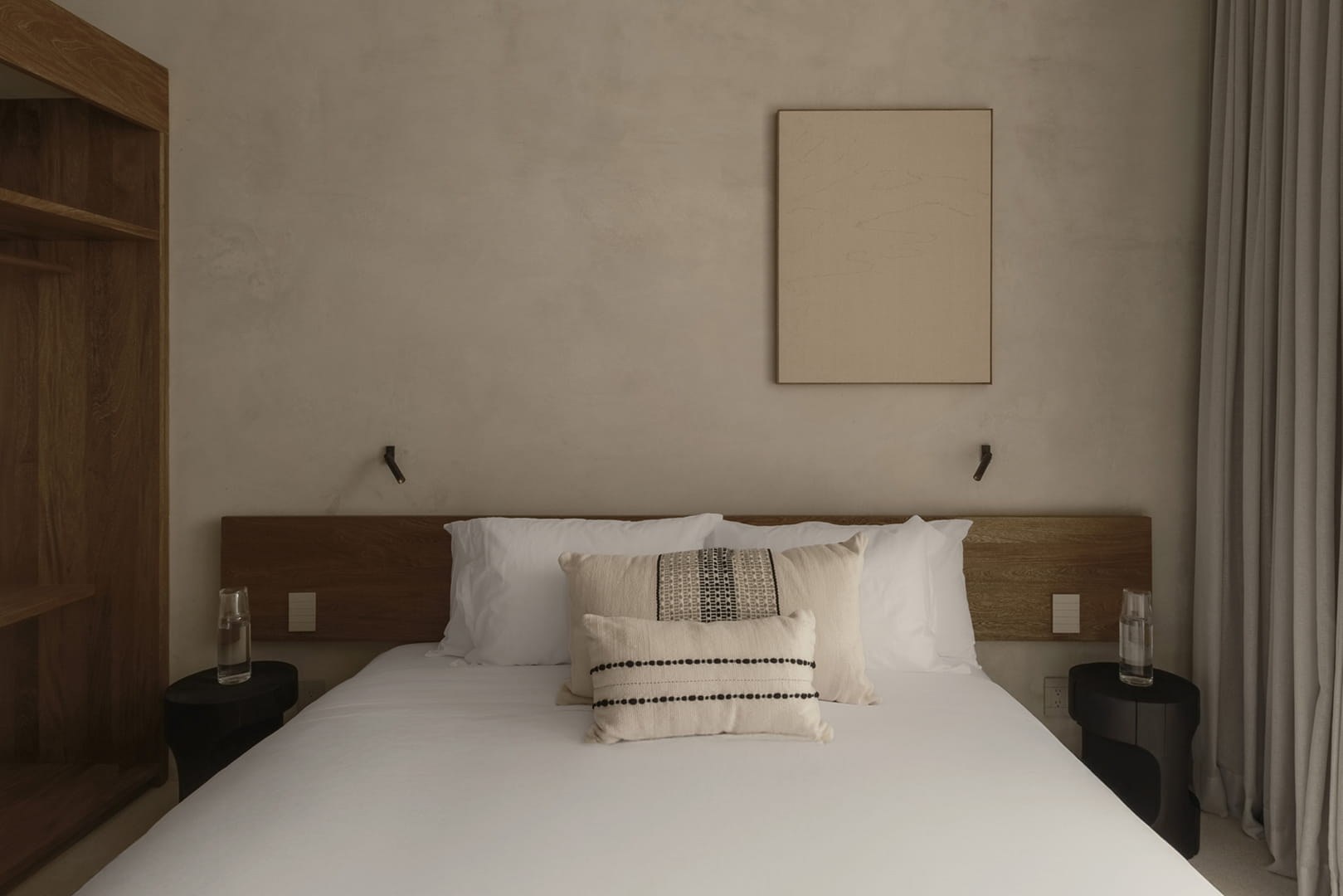 Hotel Notto: Cama con cabecera de madera, repisas laterales y mesas de noche.